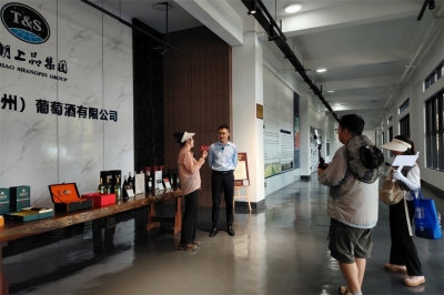 貴州廣電酒業(yè)動(dòng)靜到天朝上品葡萄酒莊進(jìn)行直播推廣