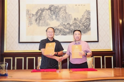 海南省企業(yè)聯(lián)合會(huì)、海南省企業(yè)家協(xié)會(huì)常務(wù)會(huì)長兼秘書長冷明權(quán)與天朝上品集團(tuán)董事長黃永毅簽約
