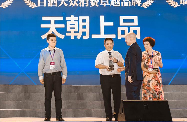 1534209978457330.jpg 領(lǐng)獎(jiǎng)2.jpg